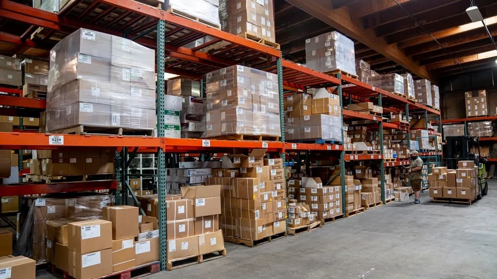 Distribution warehouse with stocked pallet racking